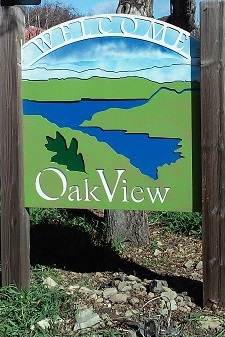 Welcome to Oak View - sign by Post Office 